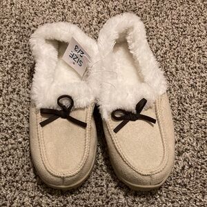 Size 2/3 Faux fur scream slippers with hard soles